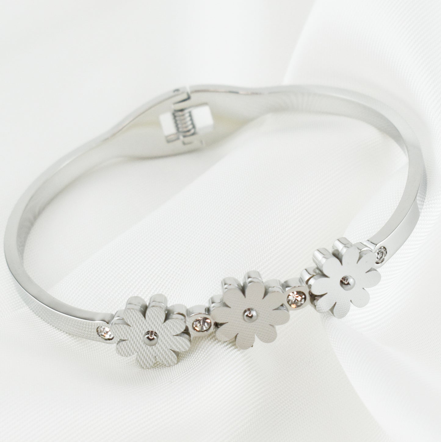 Flower – Pulseira em Aço Rígida com Flores e Brilhantes