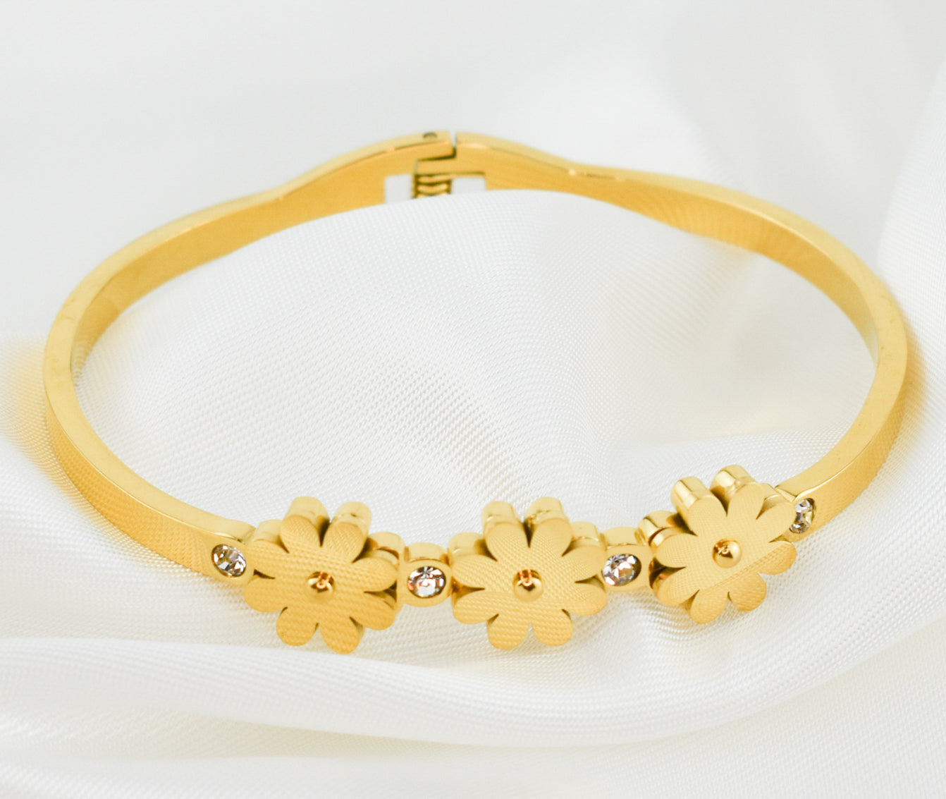 Flower – Pulseira em Aço Rígida com Flores e Brilhantes