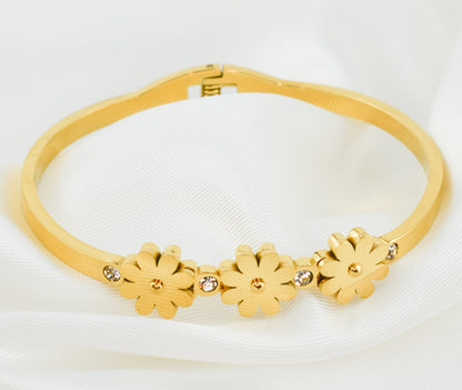 Flower – Pulseira em Aço Rígida com Flores e Brilhantes