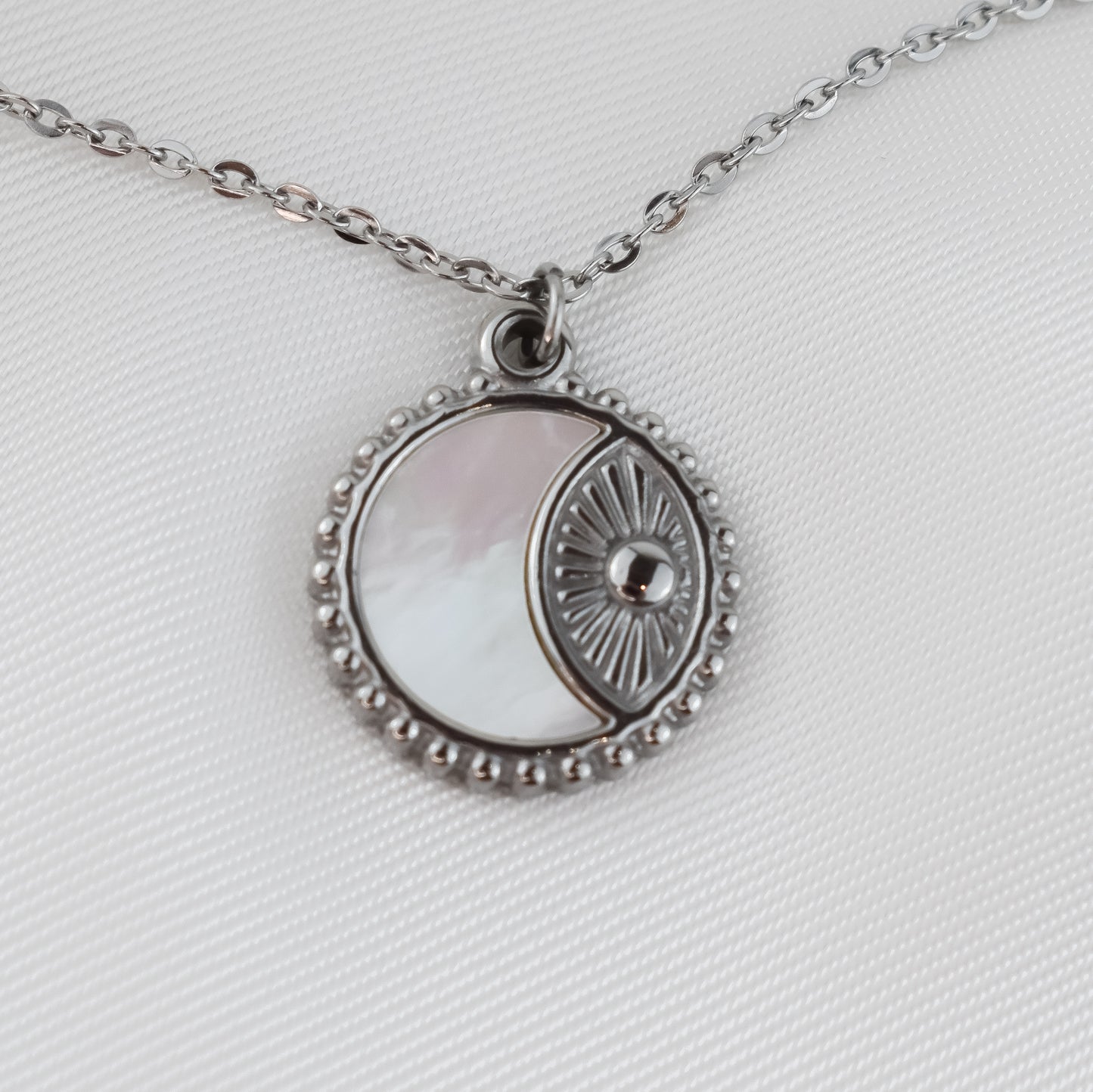 LUNA – Colar em Aço com Medalha Sol e Lua