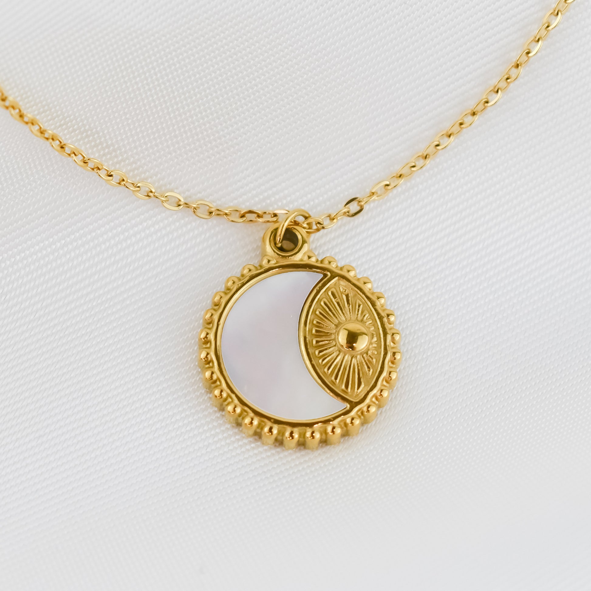 LUNA – Colar em Aço com Medalha Sol e Lua